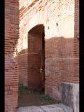 01564 ostia - regio ii - insula vi - caseggiato delle fornaci (ii,vi,7) - raum 11 - gesehen von der via della fontana - bli ri westen - 09-2022 - 01-2024.jpg